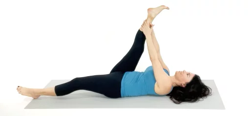 Trainer Christina Carlyle doing a Lying Thigh Stretch