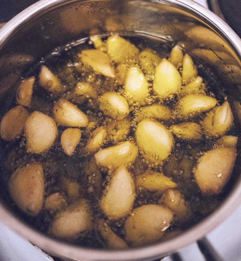 Cooking garlic confit in oil